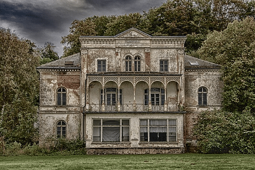 Verlassene Villa am Waldrand